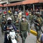 Miembros de la Fuerza Armada ingresa a la bahía de Guayaquil, para hacer un operativo para retirar pirotecnia.