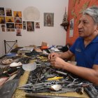 Germán Campos es uno de los últimos orfebres de la Escuela Quiteña. Desde hace siete años tiene su taller en la Casa de Artes 989 de La Ronda.