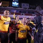 Los jugadores de Barcelona durante los festejos del cetro en el estadio Rodrigo Paz.