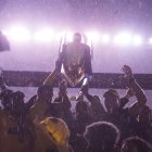 Los jugadores de Barcelona festejaron a media luz la corona 16 en el estadio Rodrigo Paz.
