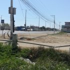 Salinas. En la avenida Carlos Espinoza Larrea hay tramos donde los tallarines están enredados y cuelgan casi hasta llegar al piso.