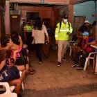 La Gobernación del Guayas y la Intendencia de Policía Nacional realiza un operativo en un prostíbulo que pasó por alto el sello de clausura.