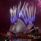 Australia, que también recibió el Año Nuevo también, mantiene los famosos fuegos artificiales de Sídney.