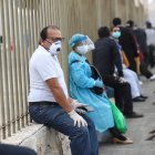 Cientos de personas hacen fila en las afueras del cementerio Jardines de la Esperanza para sepultar a sus muertos.