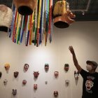 Diego Vaca retomó la labor de su abuelo, creando caretas y mascarones.