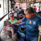 Los pasajeros en la metrovía con mascarillas, por obligación, y con temor.