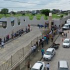 Cientos de personas hacen fila en las afueras del cementerio Jardines de la Esperanza poder sepultar a sus muertos.