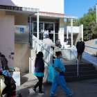 Familias despiden el año en hospitales abarrotados y en vilo por sus enfermos.