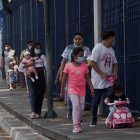 Caminata. Las familias salieron a caminar alrededor del Malecón, pese a que estaba cerrado. No todos obedecen la medida de usar mascarillas.