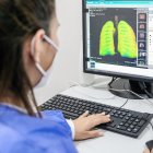 Una doctora del hospital Bicentenario de Guayaquil, que atiende a pacientes con coronavirus, analiza la imagen de unos pulmones.