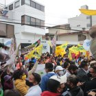 Los partidarios de Álvaro Noboa acudieron este 4 de enero al TCE para exigir que se califique su candidatura.