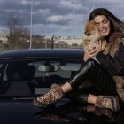 Violeta junto al AUDI A1.