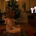 London (United Kingdom), 04/01/2021.- Emilienne, 7, listens to Britain"s Prime Minister Boris Johnson addressing the nation setting out new emergency measures to control the spread of coronavirus, in London, Britain, 04 January 2021. Johnson in a televised speech to the nation announced a new national lockdown across England. (Reino Unido, Londres) EFE/EPA/FACUNDO ARRIZABALAGA