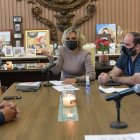 La alcaldesa Cynthia Viteri, en una reunión reciente con parte de su equipo de trabajo. En la mesa están presentes algunos directores.