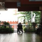 Panorama. En los pasillos es posible ver a uno que otro asilado añorando aquellas visitas de familiares o amigos que tenían hasta septiembre.