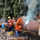 El Gobierno buscó reparar las roturas del oleoducto para recuperar al sector petrolero.