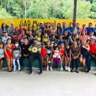 Carlos Góngora rodeado de los niños de la escuela de boxeo del GAD de Tena.