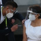Una médica recibe la vacuna contra la covid-19, en Ciudad de México (México).