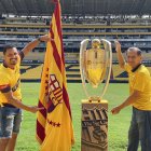 Los hinchas acuden al escenario deportivo para tener un recuerdo de la corona 16
