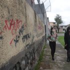 Jéssica y Julissa Morejón, la nueva generación de la asociación barrial, indican que el vandalismo, los asaltos y la falta de luminarias son problemas que afligen al sector.