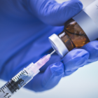 Esta vacuna se administra en dos inyecciones en el brazo, con 28 días de diferencia entre la primera y la segunda.