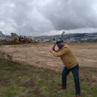 Uno de los funcionarios del Team Pichincha posa junto al terreno donde ya se empezó a construir el escenario deportivo