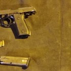 La pistola y granada que se encontró en el pabellón de máxima seguridad de la penitenciaría de Guayaquil.