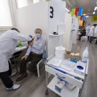 Geneva (Switzerland), 06/01/2021.- A nurse gives the first dose of Pfizer-BioNTech vaccine to a couple at the at the m3 Sanitrade vaccination center in Geneva, Switzerland, 06 January 2021. The canton of Geneva launches its vaccination campaign against Covid-19. (Suiza, Ginebra) EFE/EPA/MARTIAL TREZZINI