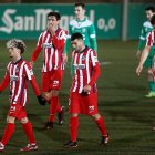 Los jugadores del Atlético de Madrid se retiran decepcionados tras la eliminación en la Copa del Rey