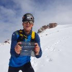 Figura. Karl Egloff tras coronar una de sus seis cumbres previstas en el proyecto.