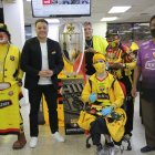 Celebración. Carlos Alfaro Moreno (c), titular de Barcelona, el payaso Trulito (i), Kendy Plaza (pulgares en alto), su padre Patricio (d), David Cunalata y Miguel Arana (gorra del Ídolo) en la redacción de EXPRESO con el trofeo de la LigaPro.


PERIODISTA : JERSON RUIZ 

FECHA : 06/01/2021 

Agencia (ag-extra)