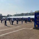 Ciudadanos hacen fila para vacunarse en un centro médico al aire libre en la ciudad de Tel Aviv