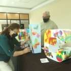 Barbara Velasteguí una de las personas que participa en los talleres de arte y pintura para adultos mayores.