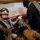 Un miembro de la seguridad del Capitolio de Estados Unidos fue registrado este miércoles al reposar herido.