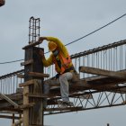 Los obreros trabajan en la nueva edificación de la UPS en el Campus María Auxiliadora, vía a la Costa.