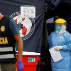 Personal médico recibe a pacientes con síntomas del covid-19 para practicarles pruebas en Lima