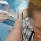 Belgrade (Serbia), 08/01/2021.- A medical staff member is administered the Pfizer-BioNTech COVID-19 vaccine during a medical staff members vaccination at the Batajnica Covid hospital in Belgrade, Serbia, 08 January 2021. Serbia began its coronavirus disease (COVID-19) vaccination campaign of elderly and medical workers on 24 December 2020. (Belgrado) EFE/EPA/MARKO DJOKOVIC