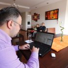 La empresa privada incentiva el teletrabajo en todas las áreas posibles.