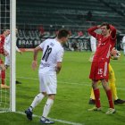 Thomas Mueller (derecha) se lamenta después de perder una oportunidad de gol