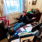 Un seguidor de Donald Trump, identificado como Richard Barnett, se sienta en el escritorio de la presidenta de la Cámara Baja, Nancy Pelosi, luego de irrumpir en el Capitolio estadounidense durante protestas el 6 de enero, en Washington