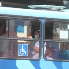 La metrovía siempre está llena. Tanto en sus paradas como en sus unidades.