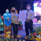 La ministra de Turismo, Rosi Prado de Holguín, entregó el reconocimiento.