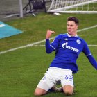 Mathew Hoppe, delantero del Schalke, celebra uno de sus goles en el triunfo.