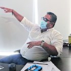 El funcionario Nicolás Andrade, en su oficina, en la Dirección de Riego de la Prefectura.