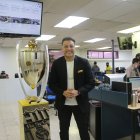 Carlos Alfaro Moreno, presidente de Barcelona, en la redacción de Diario EXPRESO con el trofeo de la LigaPro.

PERIODISTA : JERSON RUIZ 

FECHA : 06/01/2021 

Agencia (ag-extra)