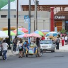 Estación. Al pie de la Aerovía, en el cantón Durán, se han apostado vendedores informales.