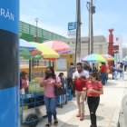 De todo. Desde maduro con queso hasta aguas frescas, a la venta.