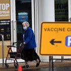 Una mujer sale de un centro de vacunación masiva en Empton, Reino Unido.