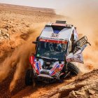 El auto piloteado por Sebastián Guayasamín tuvo un fuerte golpe en el inicio de la octava etapa del Dakar.