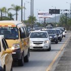Retorno 4. La fila que se hace en la autopista antes de girar, se empieza a formar desde las 18:00, el sitio se descongestiona sesenta o noventa minutos después. Durante los días del recorrido, no hubo agentes.